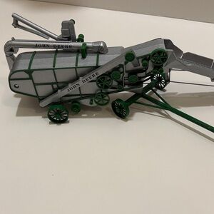 Spec Cast John Deere 1938 28x46 Thrasher. 1/28 scale.